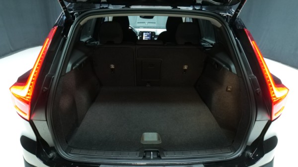 Esittelykuva Volvo XC40 bensiiniautosta.