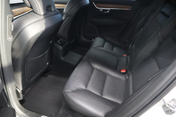 Esittelykuva VOLVO V90 lataushybridiautosta.