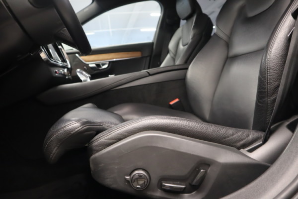 Esittelykuva VOLVO V90 lataushybridiautosta.