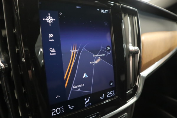 Esittelykuva VOLVO V90 lataushybridiautosta.