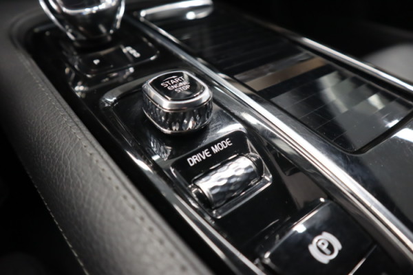 Esittelykuva VOLVO V90 lataushybridiautosta.