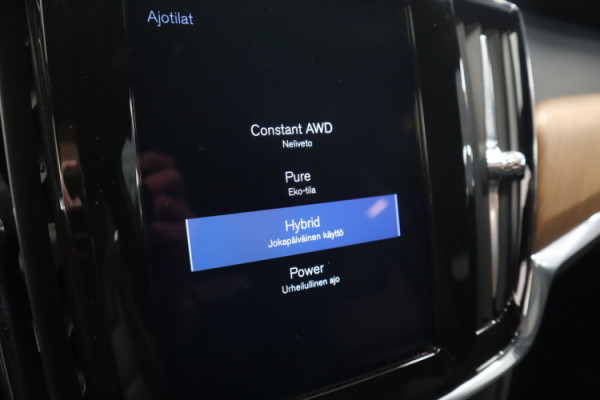 Esittelykuva VOLVO V90 lataushybridiautosta.