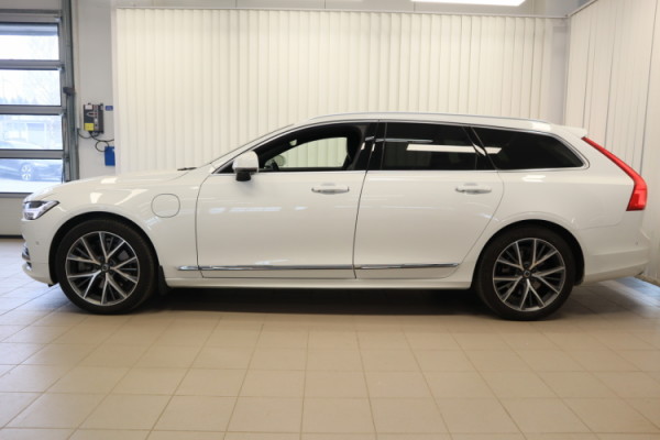 Esittelykuva VOLVO V90 lataushybridiautosta.