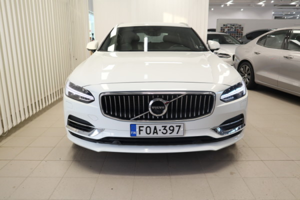 Esittelykuva VOLVO V90 lataushybridiautosta.