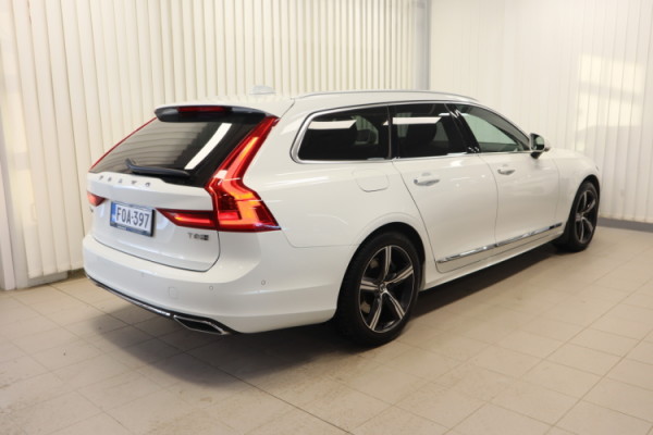 Esittelykuva VOLVO V90 lataushybridiautosta.