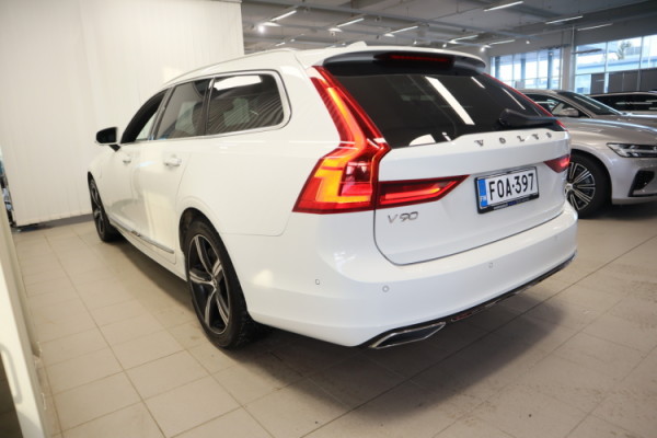 Esittelykuva VOLVO V90 lataushybridiautosta.