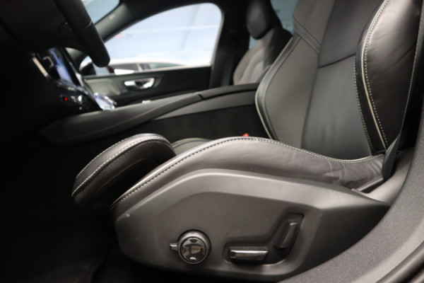Esittelykuva VOLVO V60 lataushybridiautosta.