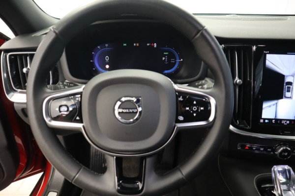 Esittelykuva VOLVO V60 lataushybridiautosta.