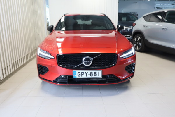 Esittelykuva VOLVO V60 lataushybridiautosta.