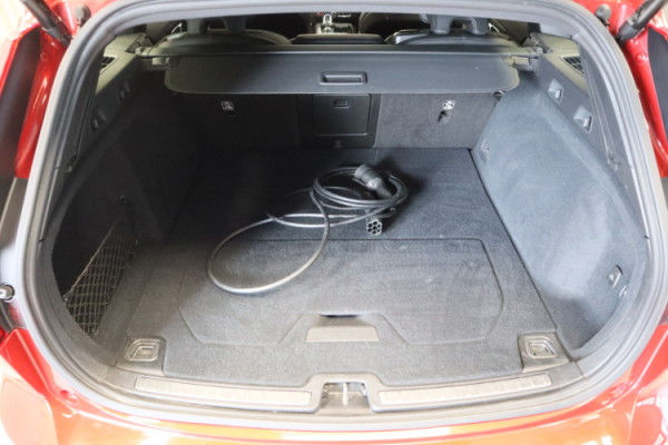 Esittelykuva VOLVO V60 lataushybridiautosta.