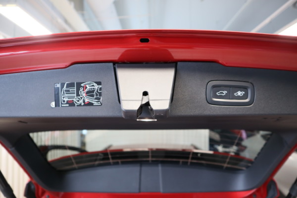 Esittelykuva VOLVO V60 lataushybridiautosta.