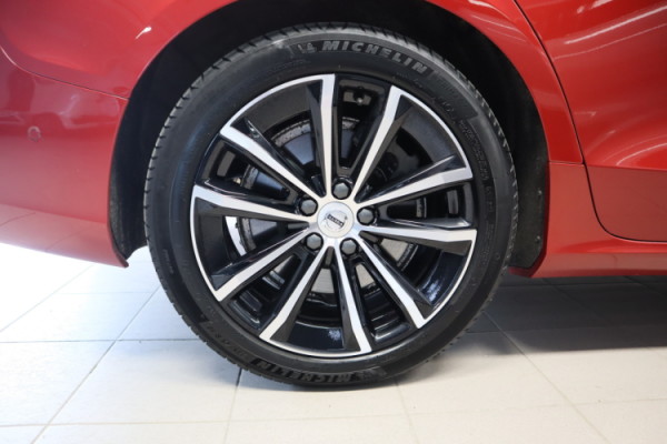 Esittelykuva VOLVO V60 lataushybridiautosta.