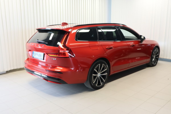 Esittelykuva VOLVO V60 lataushybridiautosta.