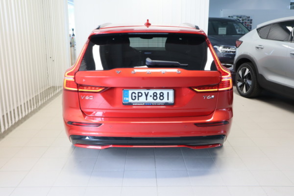 Esittelykuva VOLVO V60 lataushybridiautosta.