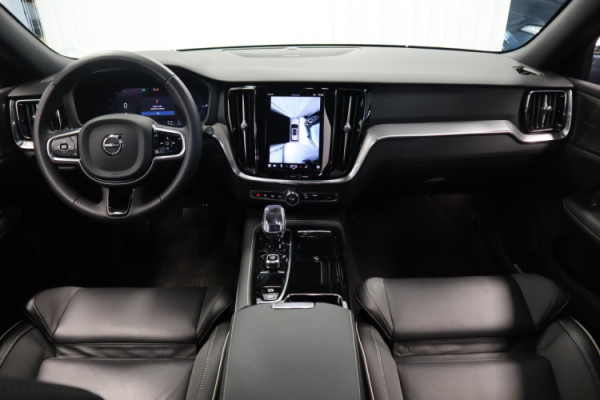 Esittelykuva VOLVO V60 lataushybridiautosta.
