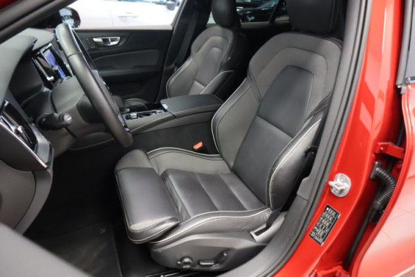 Esittelykuva VOLVO V60 lataushybridiautosta.