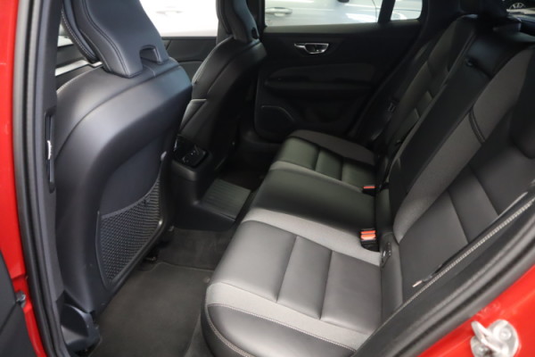 Esittelykuva VOLVO V60 lataushybridiautosta.