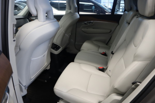 Esittelykuva VOLVO XC90 lataushybridiautosta.