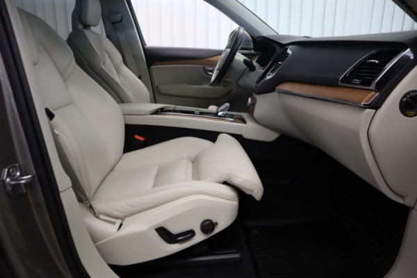 Esittelykuva VOLVO XC90 lataushybridiautosta.
