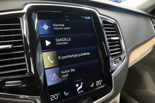 Esittelykuva VOLVO XC90 lataushybridiautosta.
