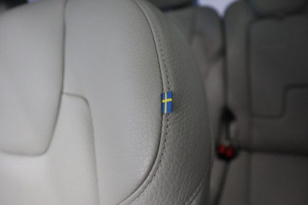 Esittelykuva VOLVO XC90 lataushybridiautosta.
