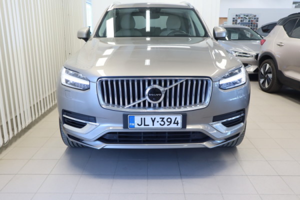 Esittelykuva VOLVO XC90 lataushybridiautosta.