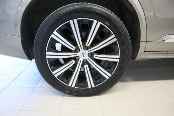 Esittelykuva VOLVO XC90 lataushybridiautosta.