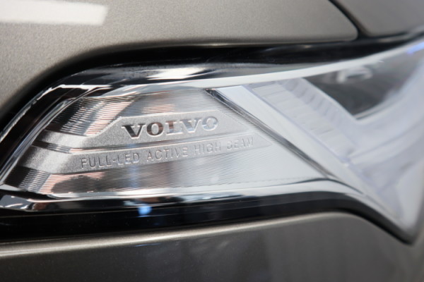 Esittelykuva VOLVO XC90 lataushybridiautosta.