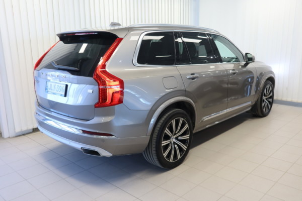 Esittelykuva VOLVO XC90 lataushybridiautosta.