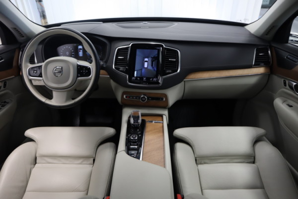 Esittelykuva VOLVO XC90 lataushybridiautosta.