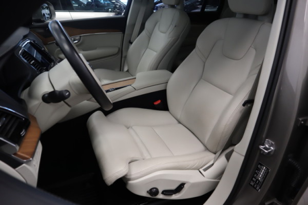 Esittelykuva VOLVO XC90 lataushybridiautosta.