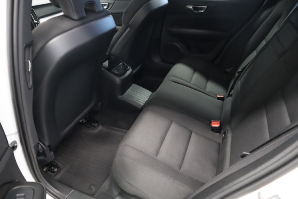 Esittelykuva VOLVO V60 kevythybridiautosta.
