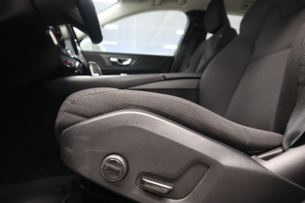 Esittelykuva VOLVO V60 kevythybridiautosta.