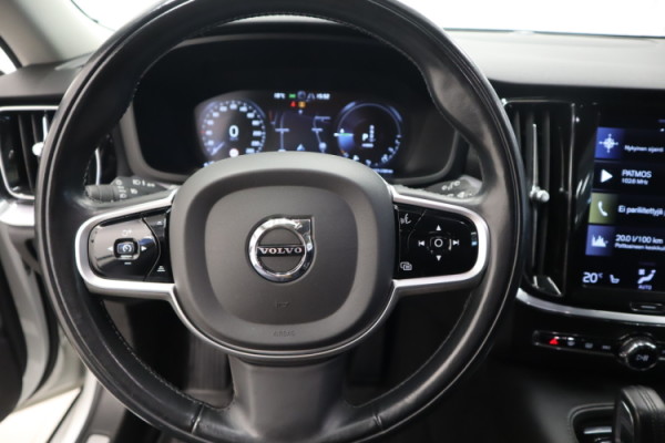 Esittelykuva VOLVO V60 kevythybridiautosta.