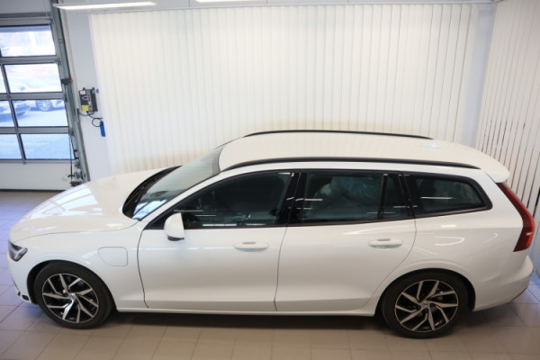 Esittelykuva VOLVO V60 kevythybridiautosta.