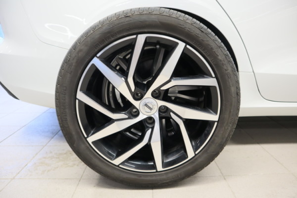 Esittelykuva VOLVO V60 kevythybridiautosta.