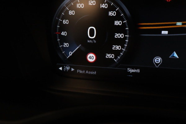 Esittelykuva VOLVO V60 kevythybridiautosta.