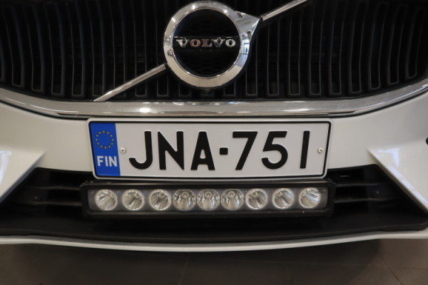 Esittelykuva VOLVO V60 kevythybridiautosta.