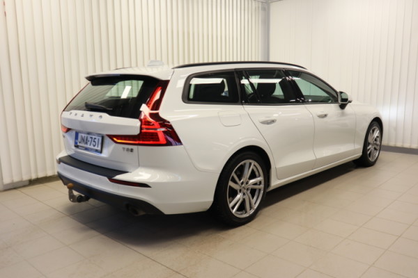 Esittelykuva VOLVO V60 kevythybridiautosta.