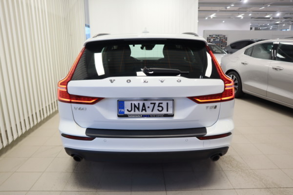 Esittelykuva VOLVO V60 kevythybridiautosta.