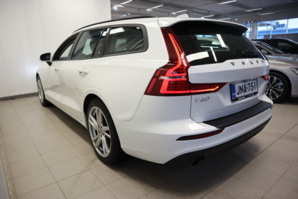 Esittelykuva VOLVO V60 kevythybridiautosta.