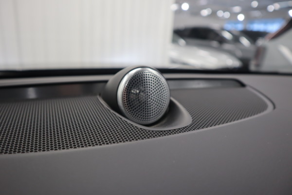 Esittelykuva VOLVO V90 lataushybridiautosta.