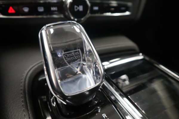 Esittelykuva VOLVO V90 lataushybridiautosta.