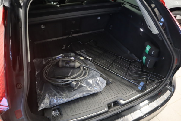 Esittelykuva VOLVO V90 lataushybridiautosta.
