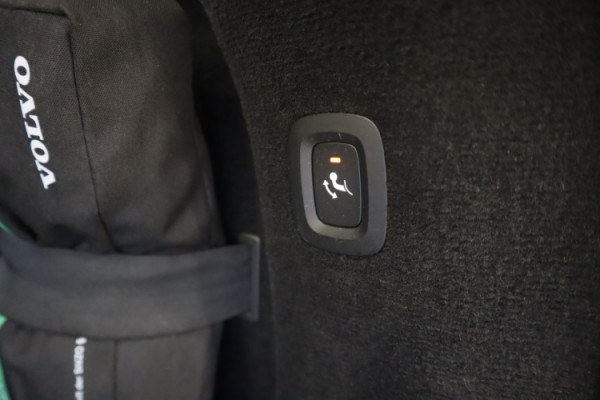 Esittelykuva VOLVO V90 lataushybridiautosta.