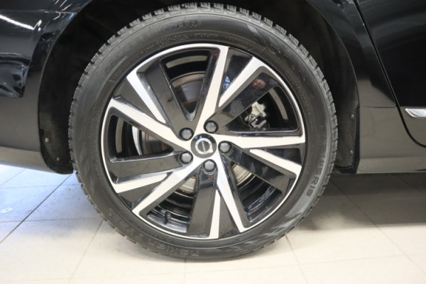 Esittelykuva VOLVO V90 lataushybridiautosta.