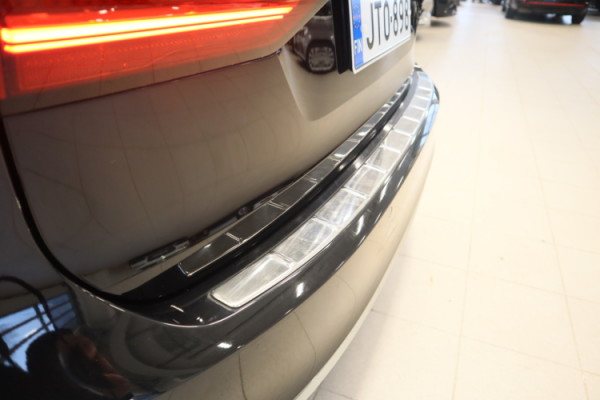 Esittelykuva VOLVO V90 lataushybridiautosta.