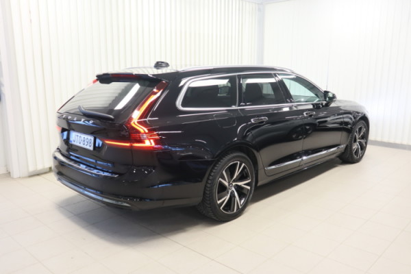 Esittelykuva VOLVO V90 lataushybridiautosta.