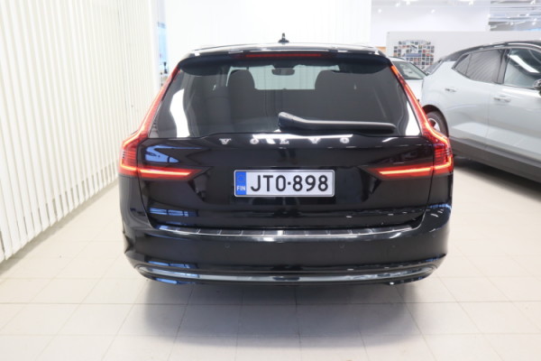 Esittelykuva VOLVO V90 lataushybridiautosta.