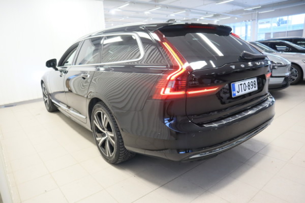 Esittelykuva VOLVO V90 lataushybridiautosta.